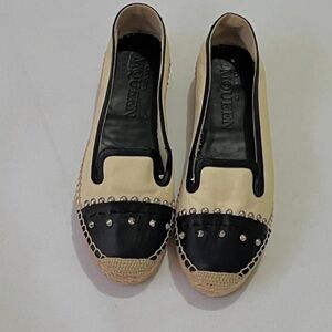 Alexander McQueen Women's Black and Cream Loafers